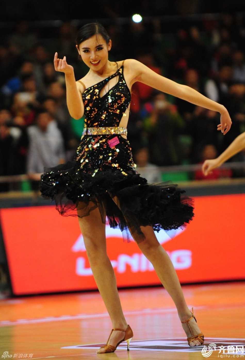 泉城热舞魅影:山东济南VC啦啦队,燃爆联赛的活力风景线 表演间歇,一位啦啦队员回眸一笑,汗水在脸颊上闪着光,尽显健康活力与青春气息