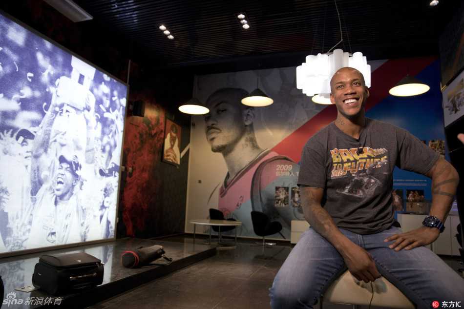 采访现场气氛热烈，马布里开怀大笑，他的笑容极具感染力，仿佛暂时驱散了离别的阴霾，让人们看到了那个永远乐观的“马政委”。