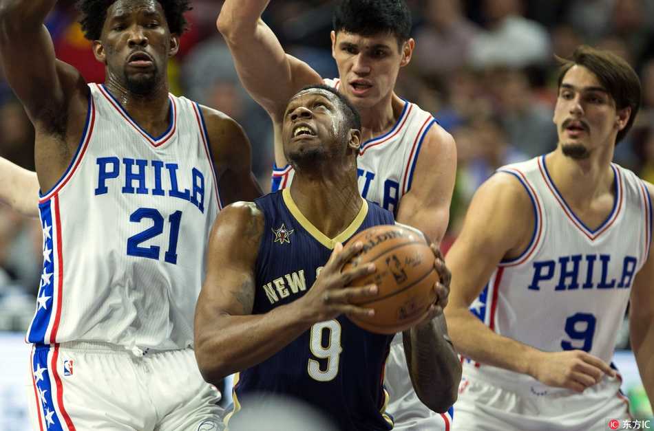 泰伦斯·琼斯空降青岛 CBA迎来火箭旧将的青春风暴 比赛中的琼斯完成一次势大力沉的单手劈扣,整个球馆为之沸腾,预示着他即将在CBA掀起一场属于年轻人的青春风暴。