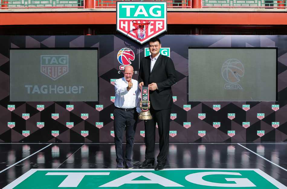 姚明身着一袭深色正装，神情专注而充满期待地站在发言台前，身后的巨幅背景板上，“TAG Heuer x CBA”的字样熠熠生辉，他正用富有磁性的声音，向在场的每一个人宣告着这个对中国篮球意义非凡的时刻。