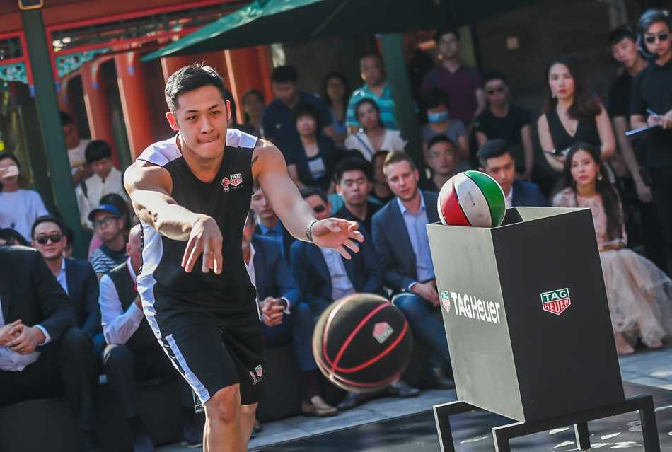 发布会结束后，众人来到户外合影。姚明、比弗先生以及所有嘉宾一同站在镜头前，背景是朗润园的飞檐翘角。灿烂的阳光下，每个人的脸上都绽放着笑容，这张大合影定格了泰格豪雅与CBA携手同行的美好开端，也预示着一个更加精彩的CBA赛季即将到来。