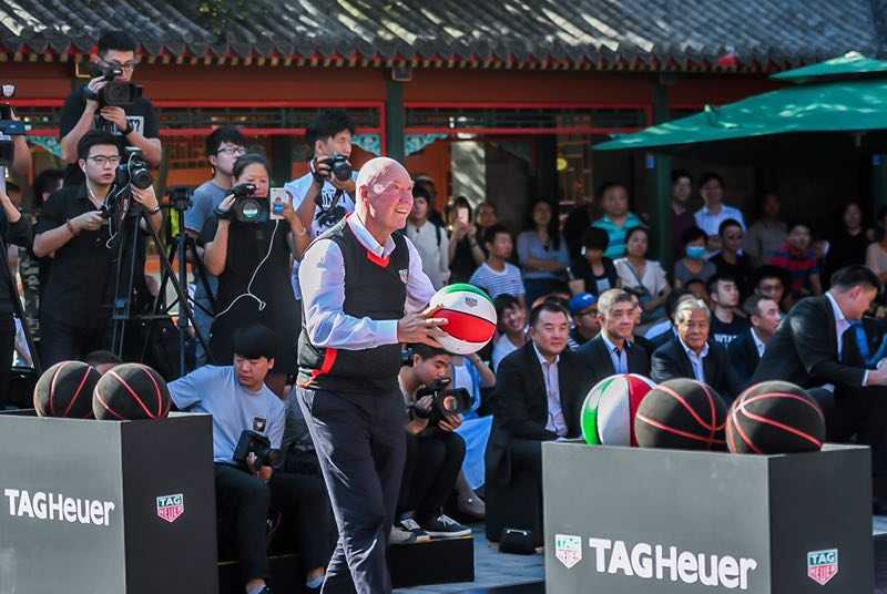 泰格豪雅首席执行官比弗先生脱下西装，换上运动装，在篮球场上与三位CBA新秀并肩作战。他手持篮球，目光坚定地瞄准篮筐，准备投出这充满意义的一球，场边的嘉宾们纷纷起立，为这场跨越年龄与国界的爱心互动鼓掌喝彩。