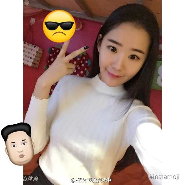 泳池海边定格甜蜜瞬间,孙铭徽与环球小姐冠军的浪漫爱情故事 杨诗尹在镜头前展现出专业的模特走秀气场,一身时尚打扮让她看起来星味十足,随意拨弄秀发的动作透着慵懒与自信。