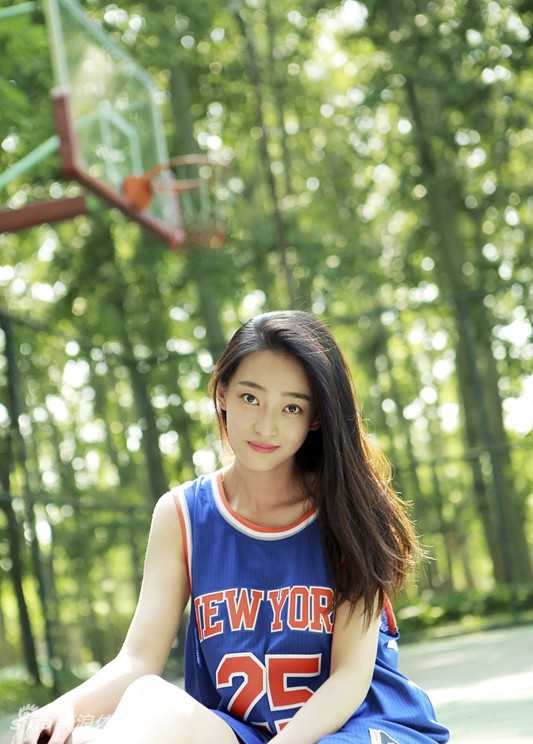 王艺诺在泳池边放松，复古的色调下，她穿着休闲装扮，展现出优雅端庄的一面，同时脸上又带着少女特有的俏皮表情，动静皆宜。