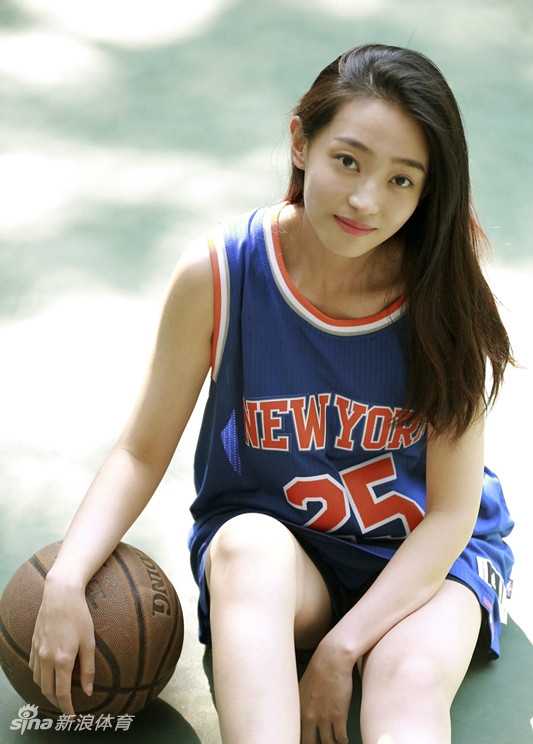 嫣然一笑的王艺诺在泳池边留下这组复古写真的最后一幕，她的笑容甜美治愈，休闲装扮显得舒适自然，整个画面洋溢着青春与放松的气息。