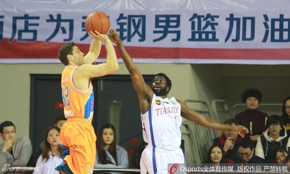 丁彦雨航在两人的包夹缝隙中强行起跳，用一记飘逸的跳投完成终结