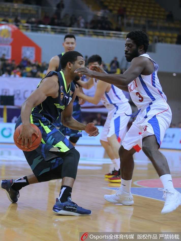 天津小将时德帅在易建联的防守下毫无惧色，他利用身体接触寻找空间，最终一记灵巧的凌空抛射洞穿广东队篮筐。