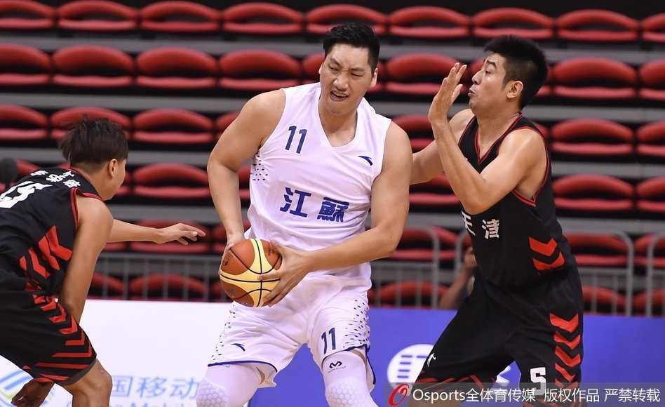 唐正东在天津队多人包夹下奋力摘下前场篮板，尽管面对年轻内线的冲击，老将的拼劲依然不减。