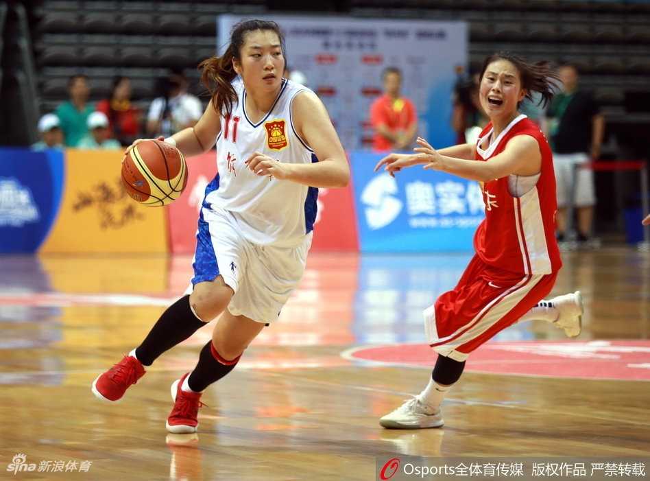 解放军队主教练马跃南场边激情指挥，手握一把王牌的他正享受着幸福的烦恼，运筹帷幄之中。