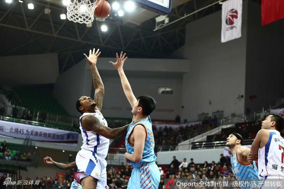 新疆队外援亚当斯在天津队多人包夹之下，如灵猫般闪转腾挪，指尖轻挑，篮球划出一道美妙的弧线坠入网窝，瞬间点燃了替补席的激情。