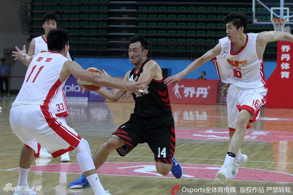 北京队方硕高高跃起跳投，篮球在空中划过一道完美的弧线，他身后的江苏队防守球员只能望球兴叹，眼神中满是不甘。