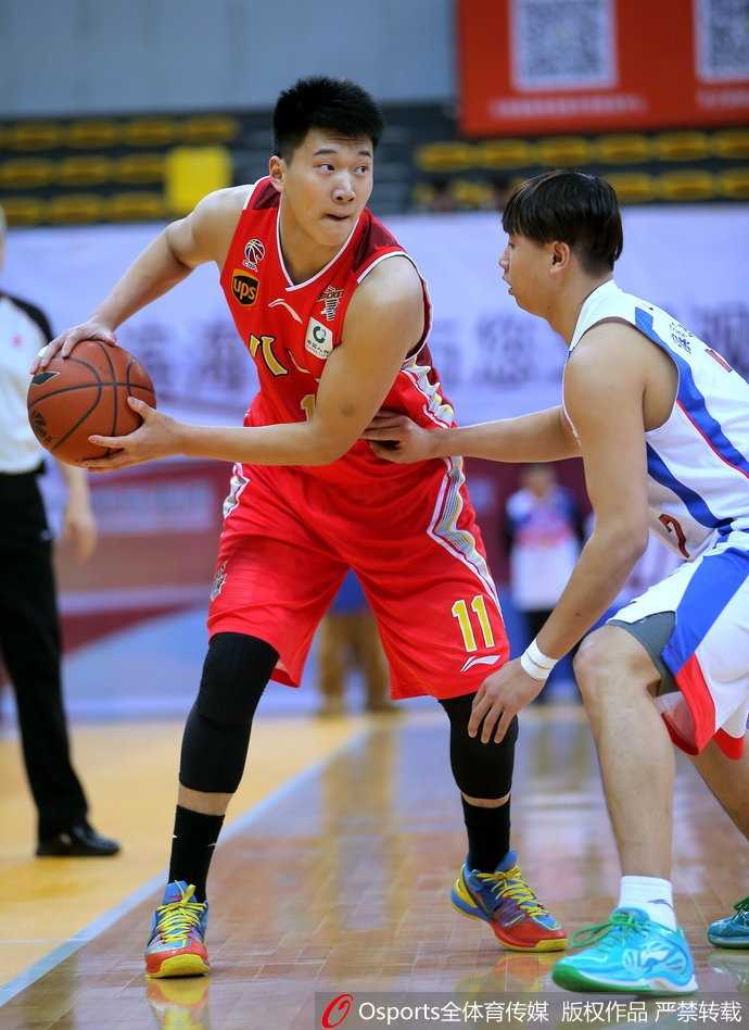 天津队外援杰特在八一队球员的严密防守下，如同一道闪电划破防线，强行突破上篮。