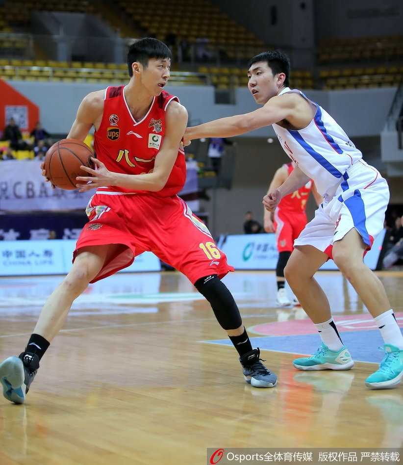 天津队年轻后卫田野在完成一次关键抢断后，兴奋地振臂高呼，脸上洋溢着胜利的喜悦。