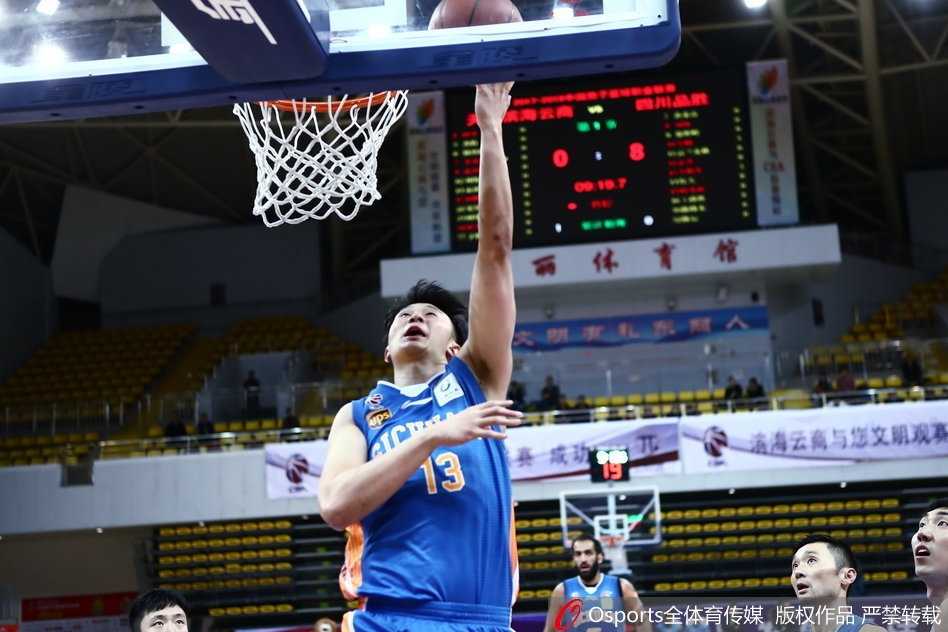 天津队年轻后卫李荣培如闪电般突破四川队的防线，他机敏地抢断后发动快攻，眼神中满是坚定与锐气。