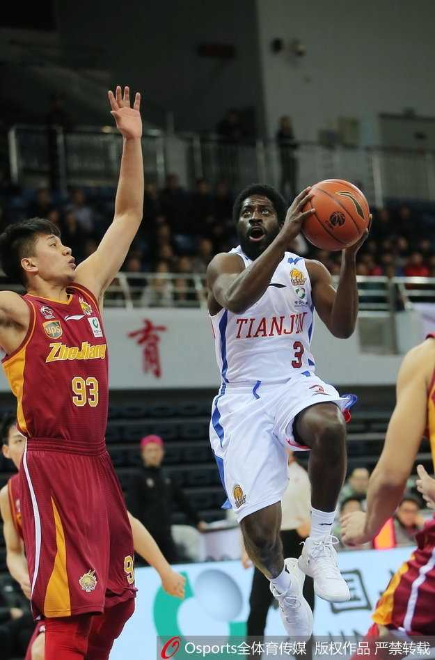 津门虎主场饮恨浙江 悍将独木难支八连败阴霾挥之不去 比赛结束后,失落的天津队球员默默走向更衣室,背景是浙江队球员庆祝胜利的欢呼场景,形成鲜明对比。