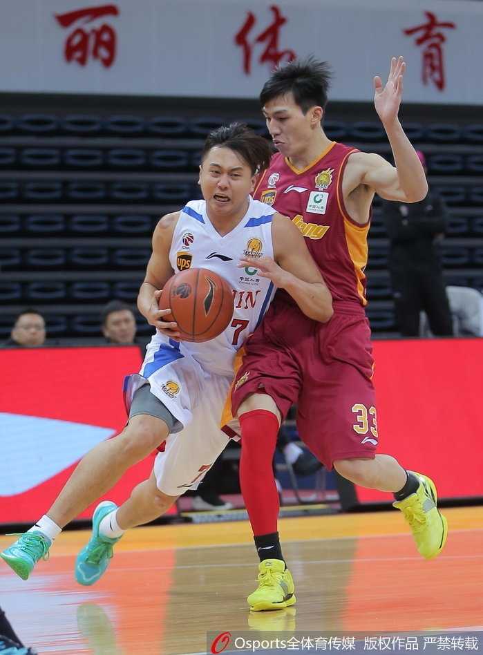 津门虎主场饮恨浙江 悍将独木难支八连败阴霾挥之不去 浙江队外援斯托克斯在内线高高跃起,力压天津防守球员完成双手暴扣,篮筐在他手中显得摇摇欲坠。