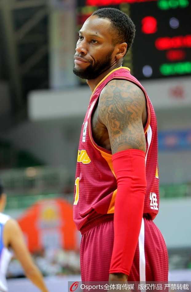 津门虎主场饮恨浙江 悍将独木难支八连败阴霾挥之不去 天津队张智涵在拼抢中面部受伤,血洒赛场,在场边紧急接受治疗,眼神依旧坚毅地盯着场内。