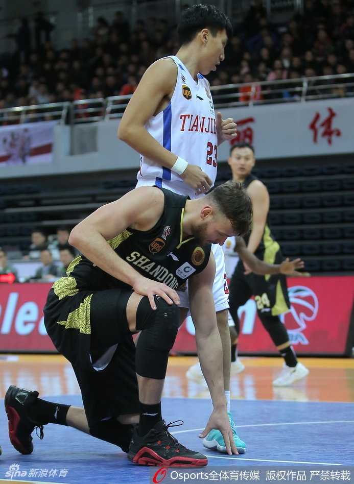 时德帅在内线接到传球后，面对山东队高大内线的补防毫无惧色，他利用时间差巧妙抛投，篮球越过防守球员指尖飞向篮筐。