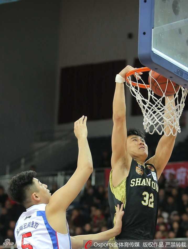 德里克·威廉姆斯犹如一道白色闪电，抢断成功后迅速发动快攻，面对空篮高高跃起，用一记势大力沉的单手劈扣点燃全场。