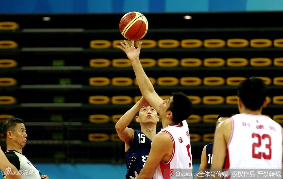 津门虎大胜江苏夺第七 京城绝杀解放军获第五 天津队球员时德帅在江苏队内线群中高高跃起,双臂如猿猴般舒展,强硬摘下一个前场篮板,眼神中满是对胜利的渴望。