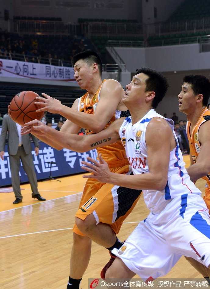 津门虎怒吼难阻三连胜狂飙,斯科拉38+13力压杰特40分 田垒外线接球后旱地拔葱,出手瞬间手指轻轻指向天空,皮球在空中划出一道美丽的彩虹直钻网窝。