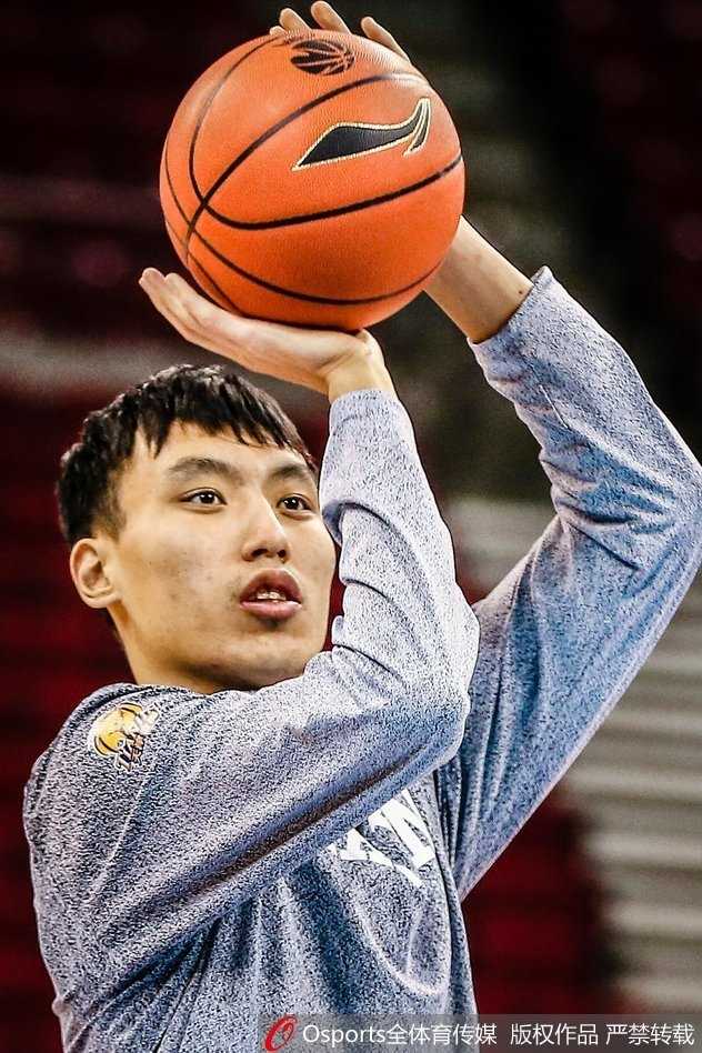 威廉姆斯持球面对防守，一个逼真的投篮假动作点飞对手，随后运球突破的瞬间，整个人充满了爆炸性的力量感。