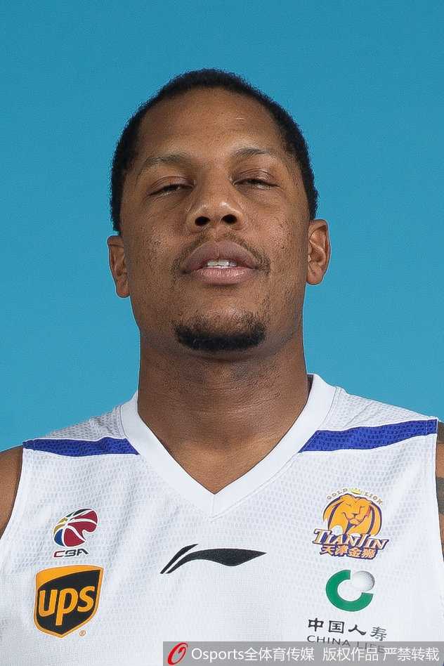 比赛结束后，天津队的球员们围成一圈，互相加油鼓劲，虽然汗水浸湿了球衣，但团队的情谊更加深厚。