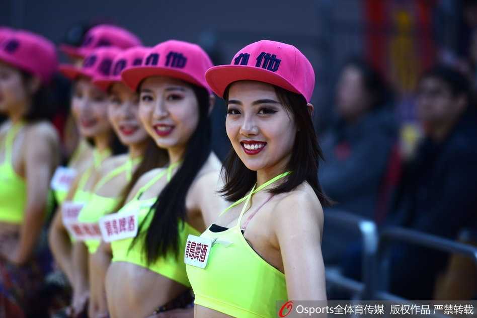 天津篮球宝贝在暂停时段快速入场站位，准备为现场观众带来精心编排的热舞表演，展现职业啦啦队的专业素养