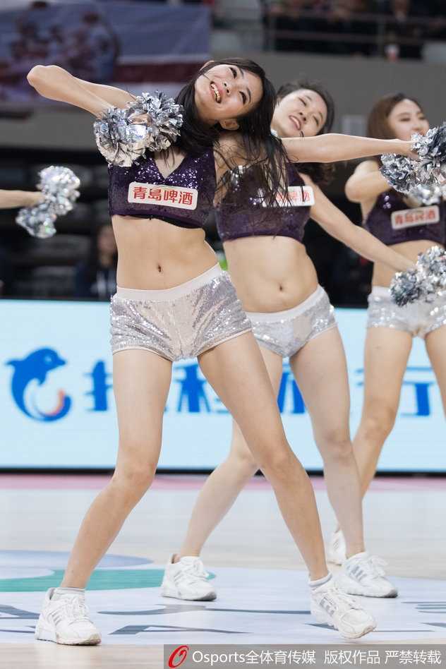 近距离镜头下，宝贝们扎着利落的马尾，眼神专注而闪亮，每一个充满力量感的舞步都精准卡在音乐的节拍上，尽显专业风采。