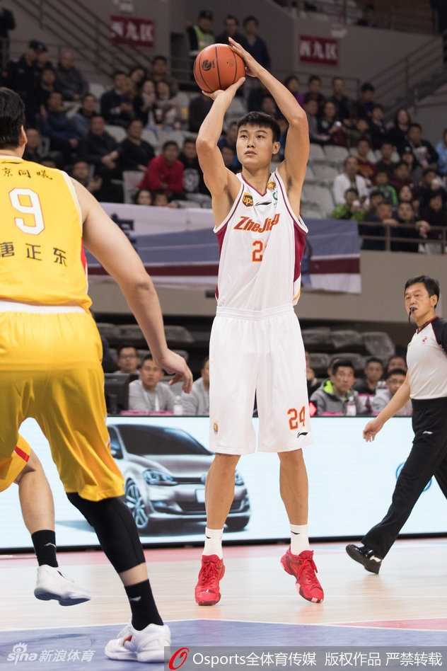 浙江主场力克同曦赢得对攻战 吴前威姆斯联手导演精彩胜利 浙江队核心吴前在对手严密防守下强行突破,犹如一把尖刀直插同曦腹地