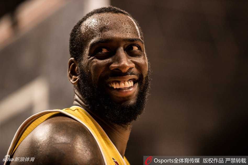 浙江主场力克同曦赢得对攻战 吴前威姆斯联手导演精彩胜利 浙江队惠龙儿篮下强起造成犯规,他全场得到14分,为球队胜利贡献了重要力量