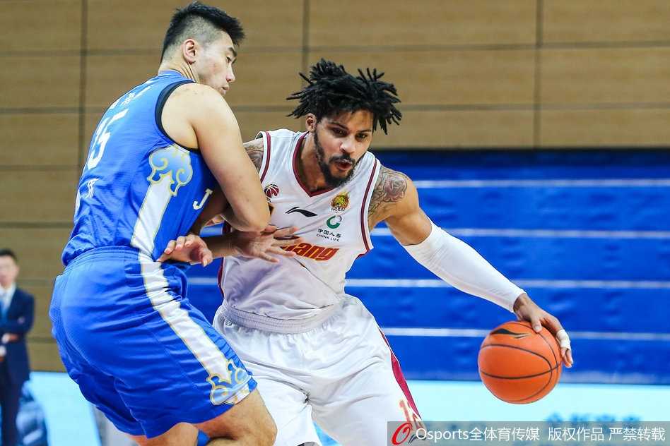 江苏中锋吴冠希在浙江队内线高高跃起，完成了一记势大力沉的双手灌篮，全场22分的他险些帮助球队完成大逆转。