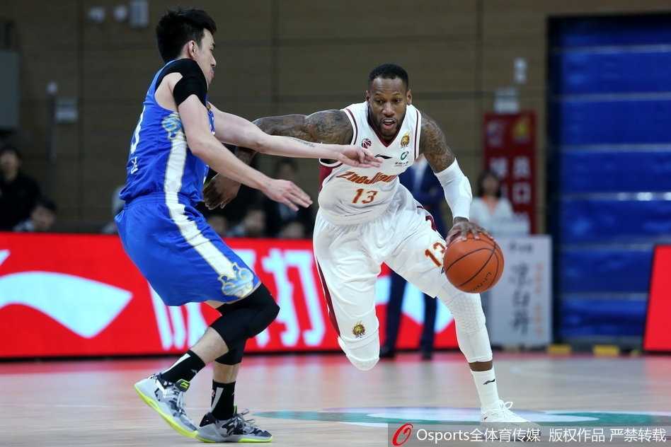 江苏队核心布鲁克斯面对浙江队的双人包夹，依然试图寻找突破的空间，本场他拼尽全力砍下42分。