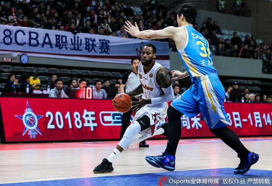 比赛开场哨响，浙江队核心吴前如离弦之箭般突破福建队防线，以一记果敢的上篮为球队首开纪录，瞬间点燃主场球迷的热情。