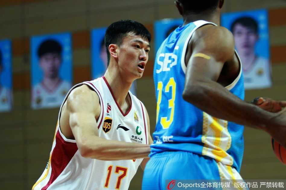 浙江队外援索尼-威姆斯在快攻中接队友传球，无视防守人，高高跃起上演双手暴力扣篮，这记扣篮彻底吹响了主队下半场反攻的号角。