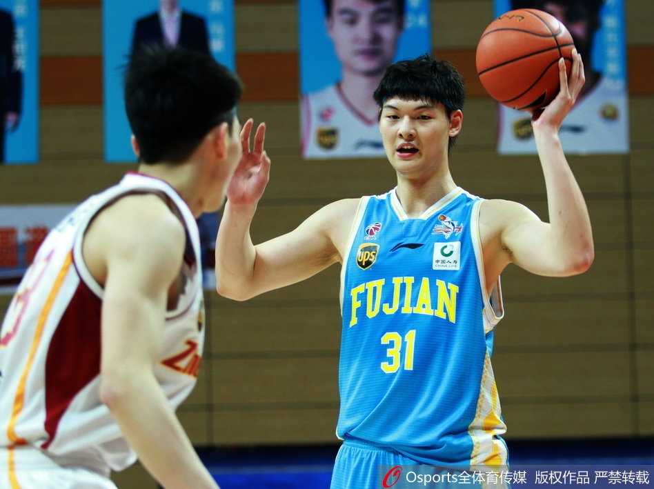 比赛结束后，浙江队的球员们紧紧围成一圈，激动地庆祝这场来之不易的逆转胜利，他们的脸上洋溢着青春无畏的笑容和钢铁般的斗志。