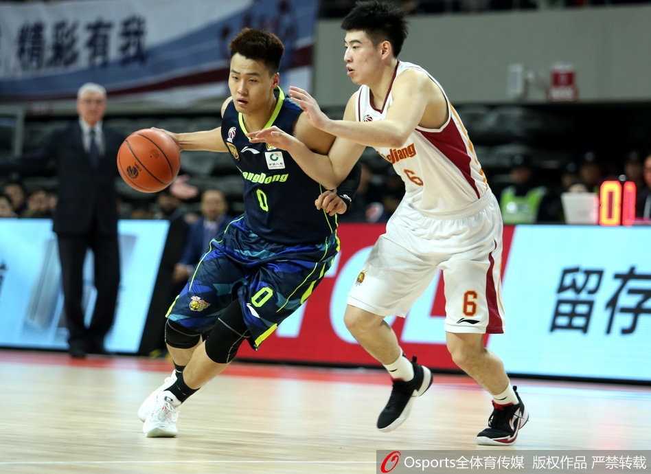 浙江单外援苦战惜败广东,吴前生涯夜遇阿联王者归来 浙江外援威姆斯快速持球推进反击,广东队周鹏在身后紧追不舍,两人在罚球线附近即将发生身体对抗。