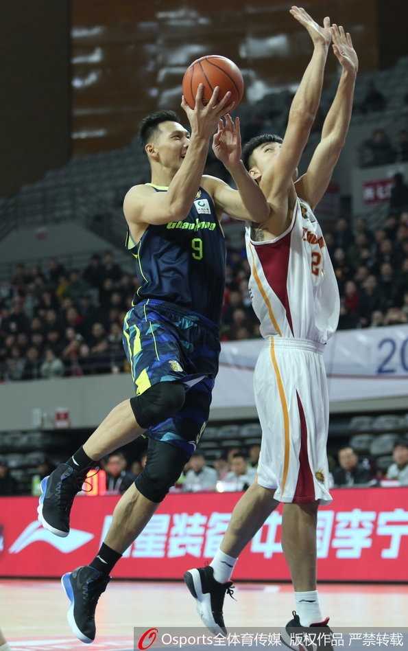浙江单外援苦战惜败广东,吴前生涯夜遇阿联王者归来 威姆斯面对广东队两人的包夹防守,依然毫无惧色,强行从人缝中突破,寻找上篮或传球的机会。