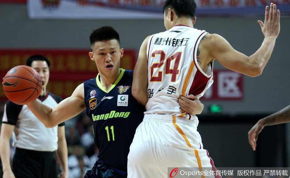 浙江单外援苦战惜败广东,吴前生涯夜遇阿联王者归来 广东队核心易建联高高跃起,在对方内线球员的头上生生摘下一个前场篮板,展现出了惊人的弹跳和核心力量。