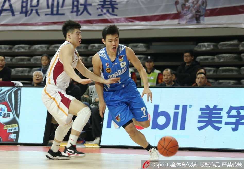 浙江队威姆斯在青岛队严防死守下依然闲庭信步，眼神中透露出必胜的决心