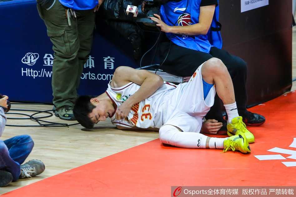 浙江主场球迷热情高涨，纷纷起立为球队的一次精彩快攻鼓掌欢呼，现场气氛热烈