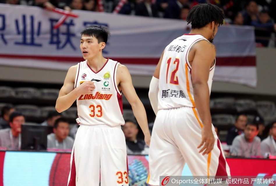 吴前在吉林队外援兰德里头顶干拔跳起，篮球划过一道完美弧线应声入网，瞬间点燃主场球迷的热情。