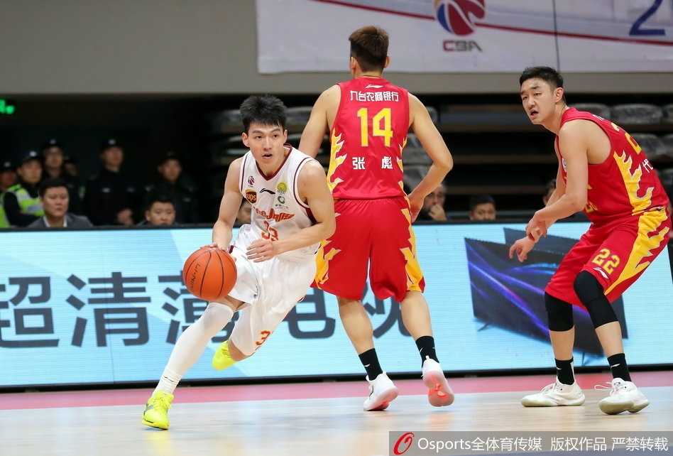 吉林外援兰德里在浙江队内线张大宇和赖俊豪的合力封盖下依然强行出手，虽然比赛失利，但他的拼搏精神贯穿全场。