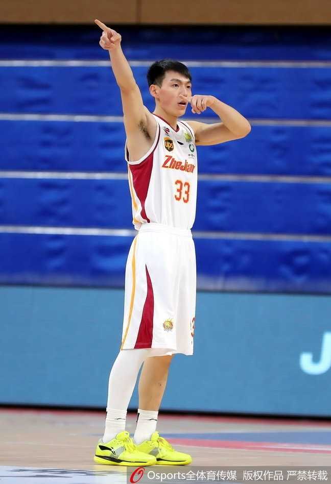 吴前突破两人包夹后腾空而起，眼神坚毅地盯着篮筐，准备完成一次决定比赛走势的高难度上篮。