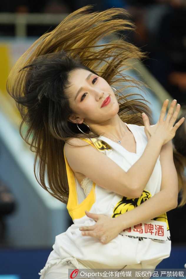浙江广厦主场大胜天津 篮球宝贝热舞点燃赛场 特写镜头下,一位留着齐刘海、笑容甜美的篮球宝贝手拿金色花球。精致的妆容和充满青春气息的脸庞,记录下了2017-2018赛季这个属于广厦和球迷的美妙夜晚。