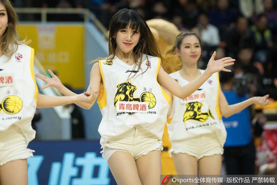 浙江广厦主场大胜天津 篮球宝贝热舞点燃赛场 演出结束后,六位篮球宝贝在场地中央聚拢,她们摆出可爱的造型向观众致意。闪光灯下,她们的笑容比花球更加灿烂,感谢现场球迷今晚的陪伴与支持。