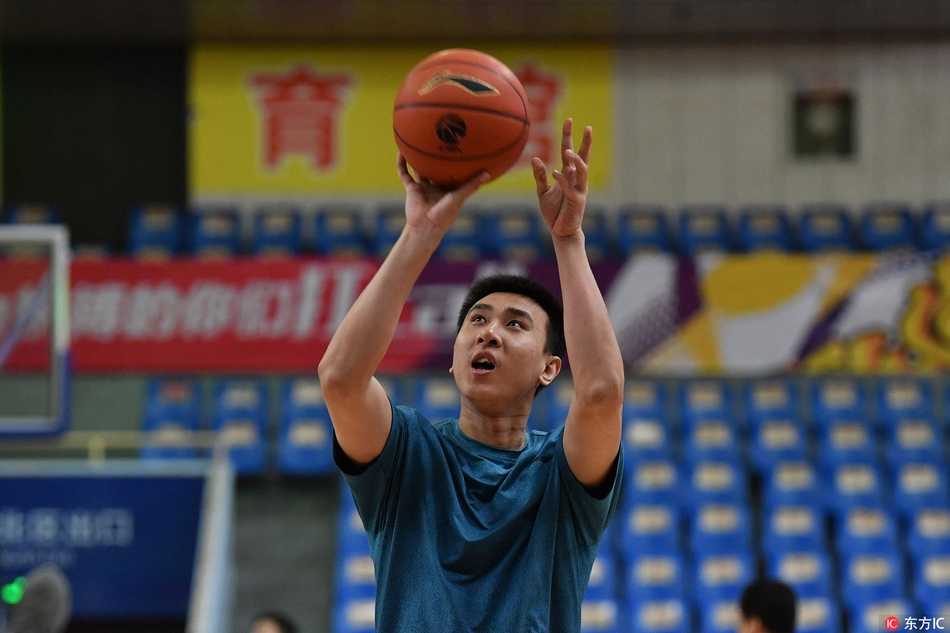 广厦众将埋头苦练，场馆内回荡着球鞋摩擦地面的声音，每一滴汗水都在诉说着对胜利的渴望。