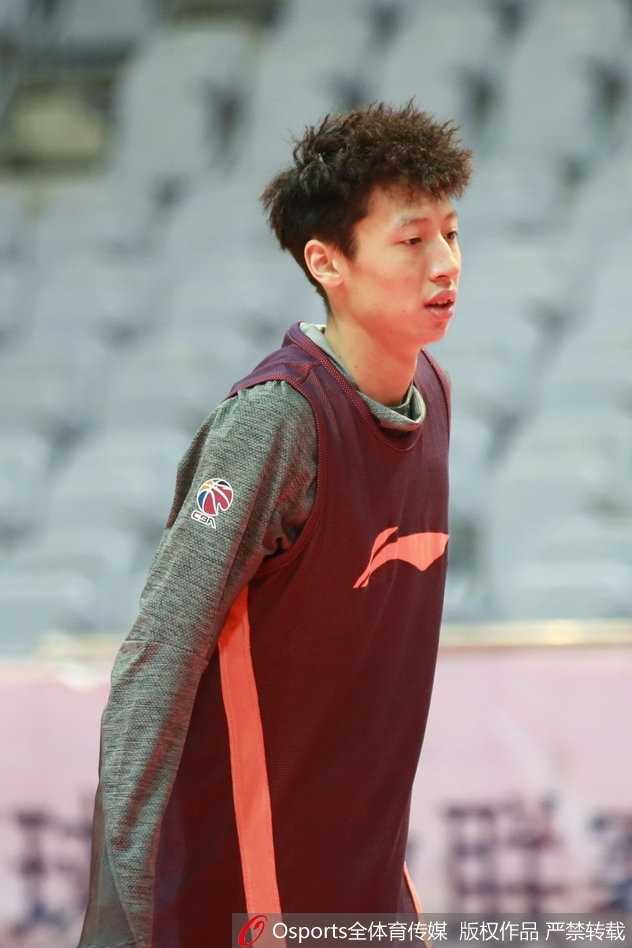 浙江广厦赛前备战 李春江严谨中露魔性笑容 李春江指导在训练场边露出神秘的微笑,眼神里透露出对战术的胸有成竹。