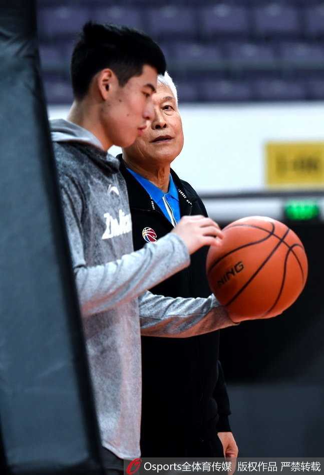 浙江德比前夜:斯托克斯用汗水击碎流言,率队静候同城劲敌 斯托克斯在训练间隙双手撑膝大口喘气,汗珠顺着发梢滴落在地板上,他的眼神望向远方,透着一丝复杂的情绪,或许他也知道,自己在杭州的日子已进入倒计时。