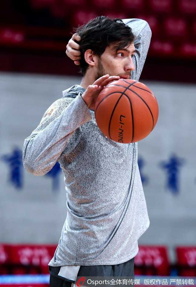 浙江德比前夜:斯托克斯用汗水击碎流言,率队静候同城劲敌 斯托克斯在罚球线附近完成一次漂亮的转身跳投,篮球在空中划出完美弧线,他的目光紧随皮球,落地后保持出手姿势,像一尊静止的雕塑,这一刻他的世界里只有篮筐。